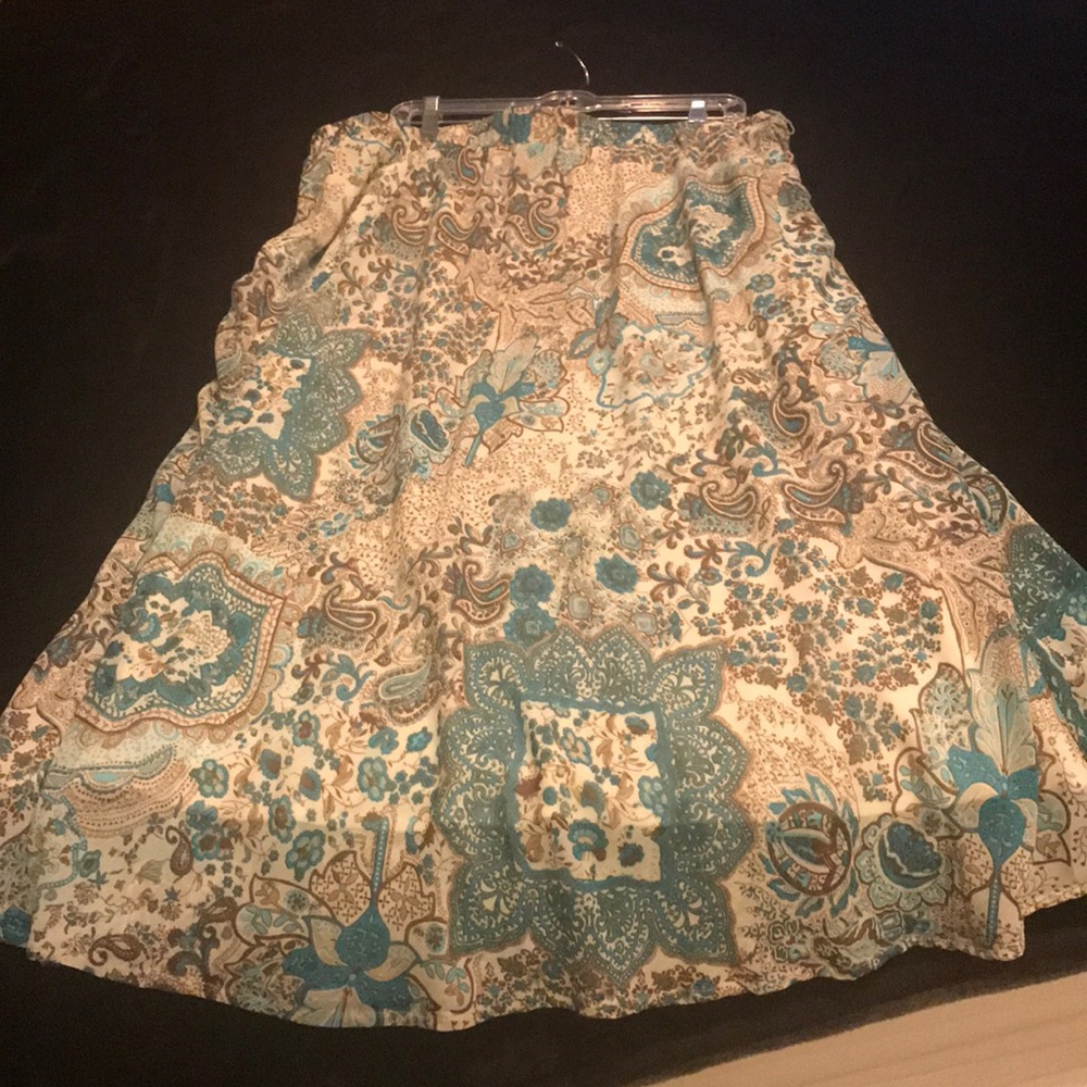 Full length plus size skirt, super cute!